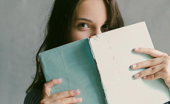 mulher com livro aberto